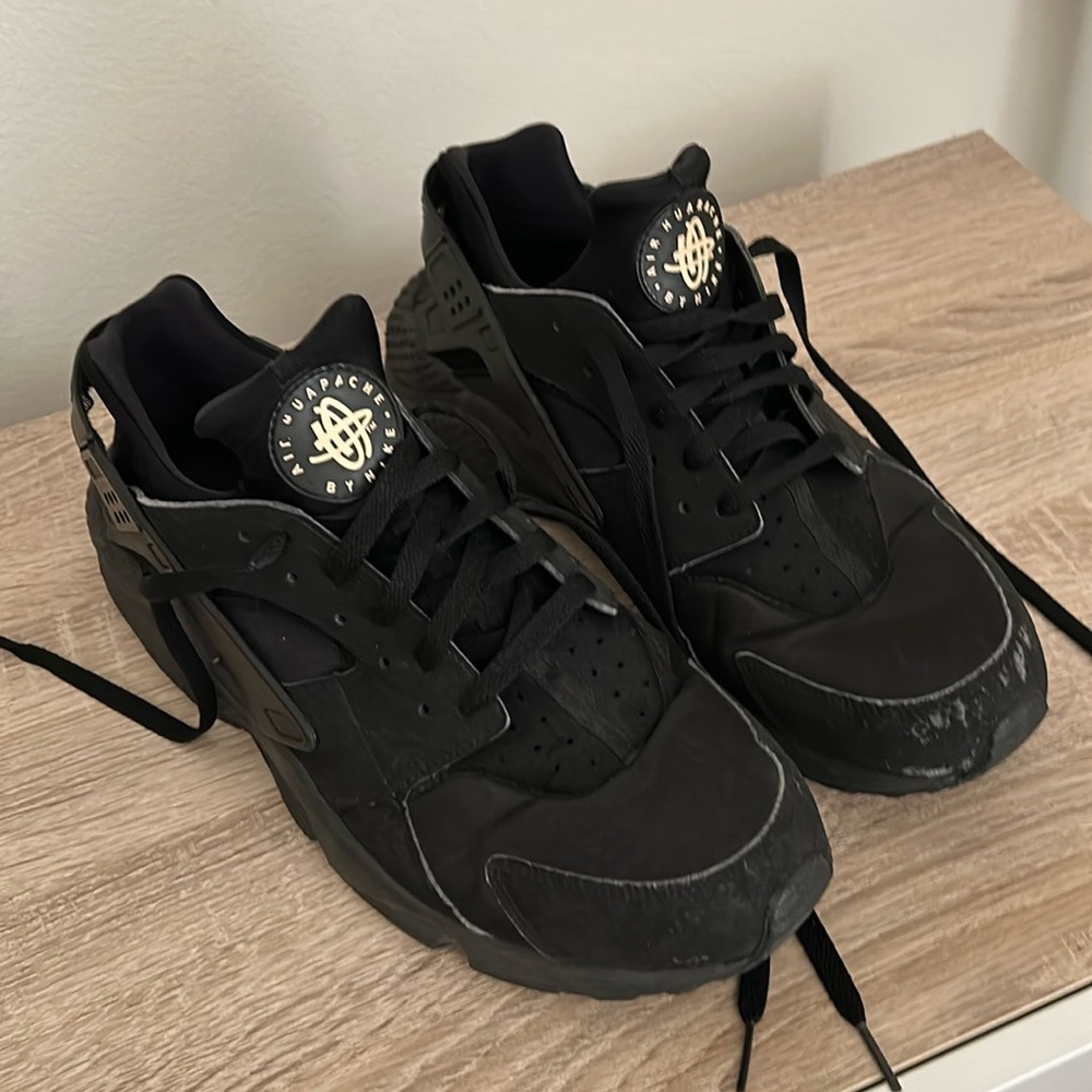 Pair of Nike Air Hurache shoes. Slight damage in the front and creases